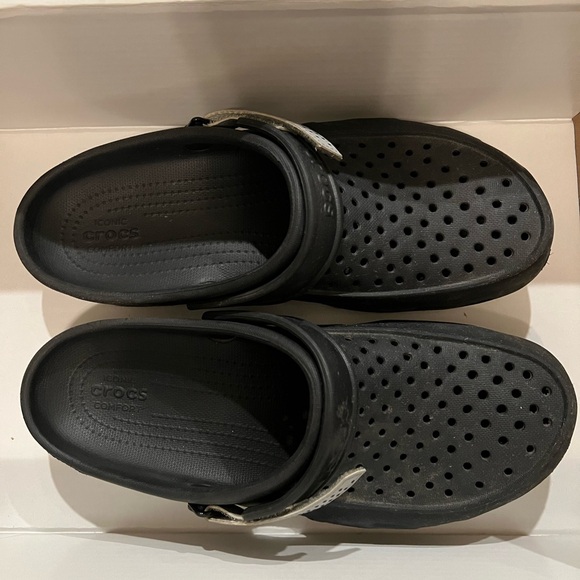 Crocs Men’s Size 10 Great Condition - Picture 2 of 4